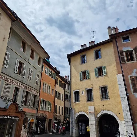 Elegant Flat In Old Town, 2 Mins Walk To